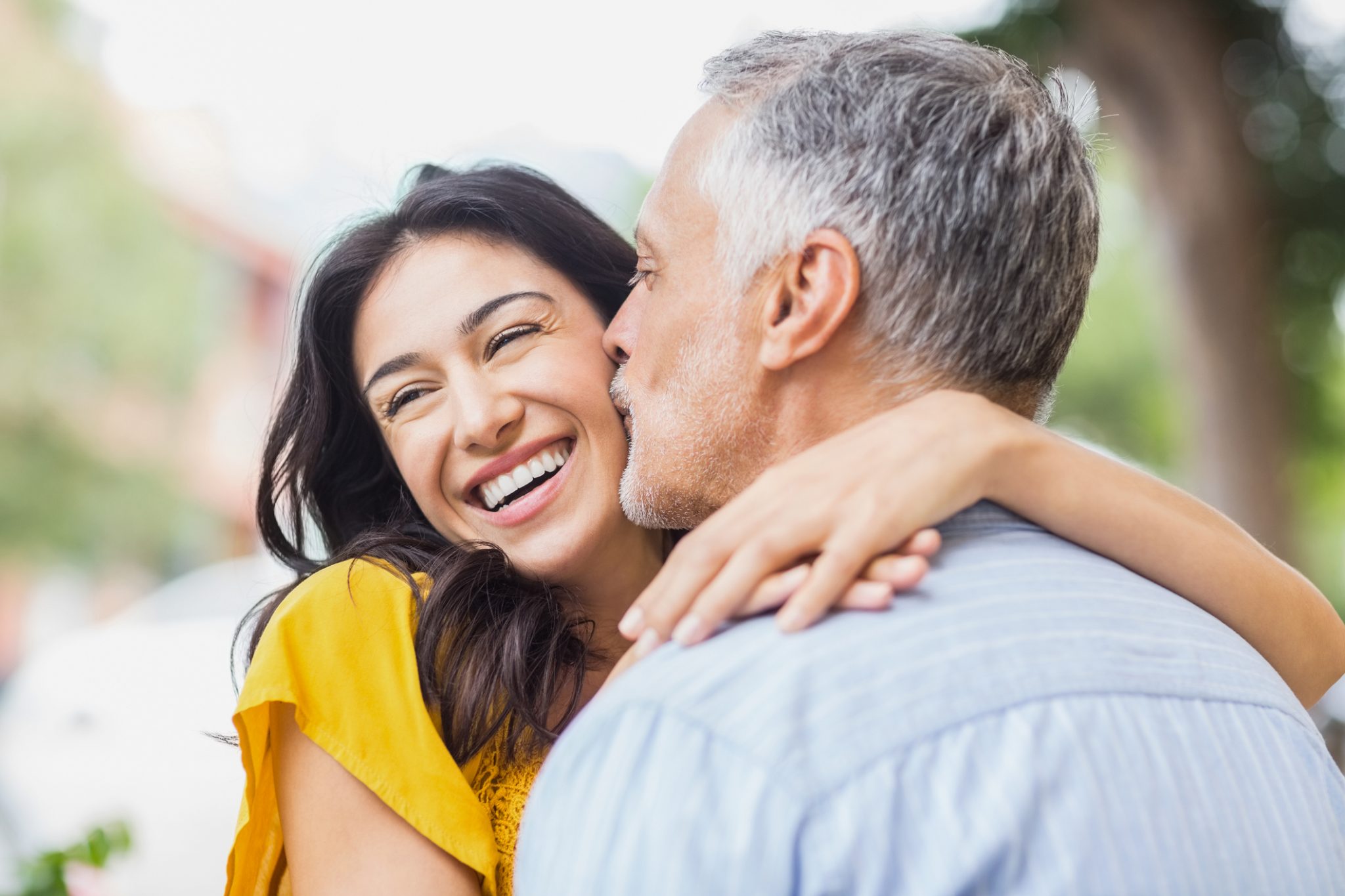 Крупнее мужа. Middle aged man and woman. Женщина 40 целует женщину. A woman Kisses an old man.