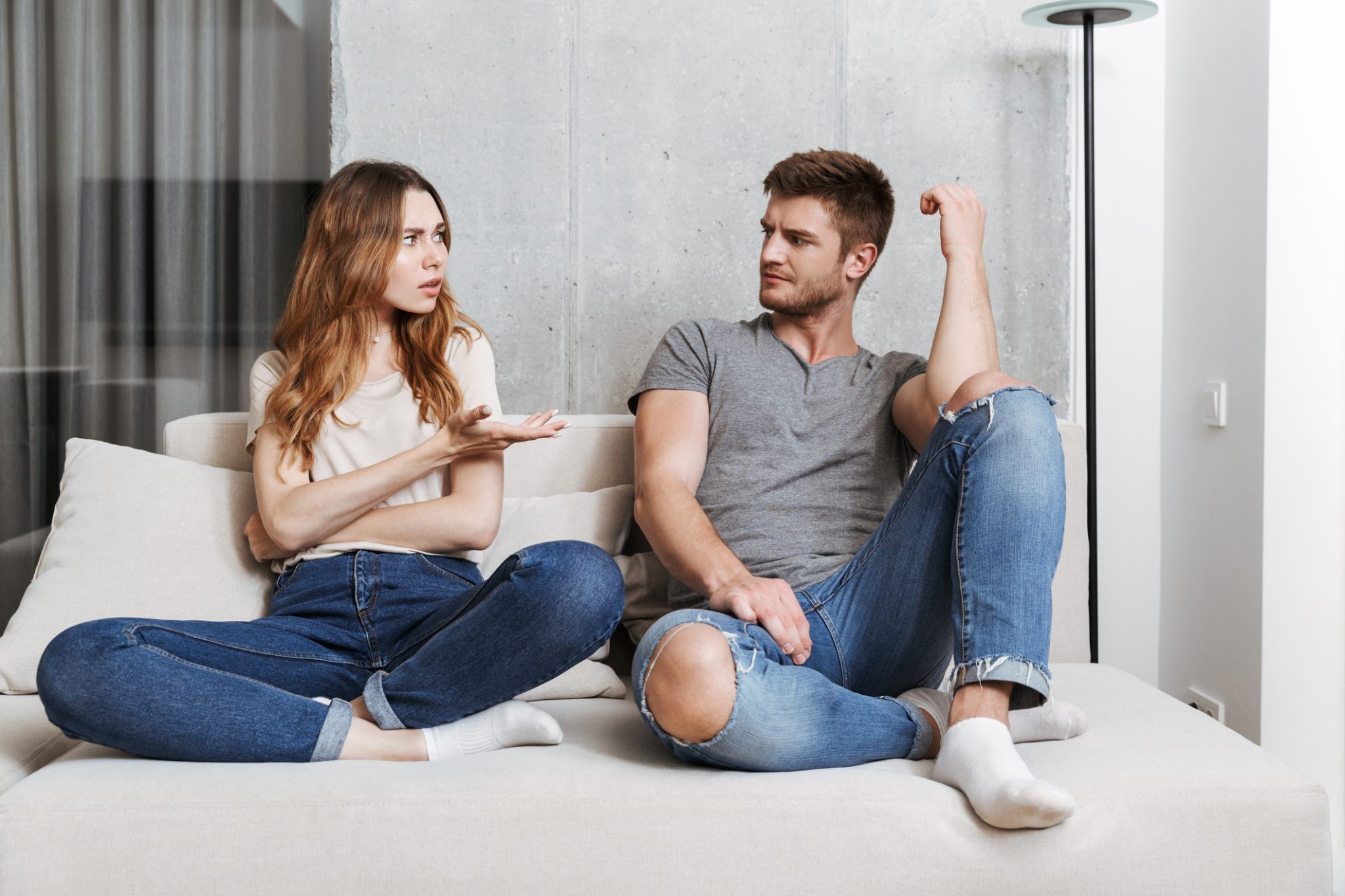 Пара заставляет. Couple sitting in Sofa Conflict.