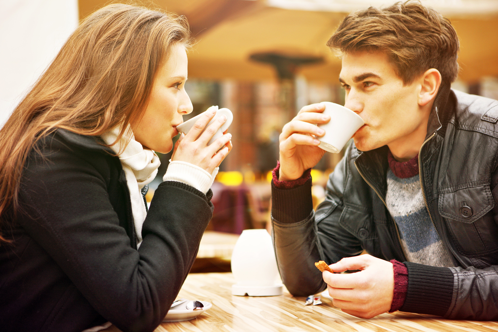 Мужчина и женщина кофе фото