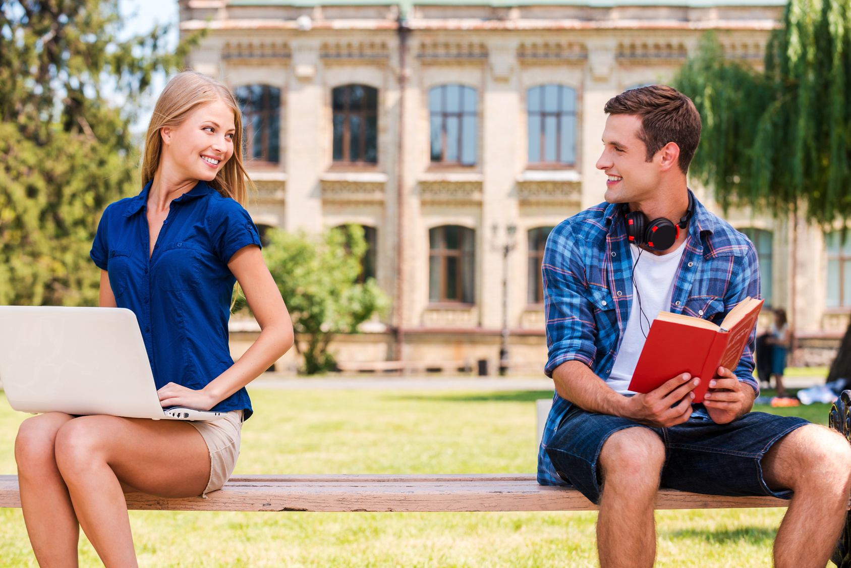 She is interested. Встреча людей. Случайные люди. Встреча двух людей с книгами. Случайные фото людей.