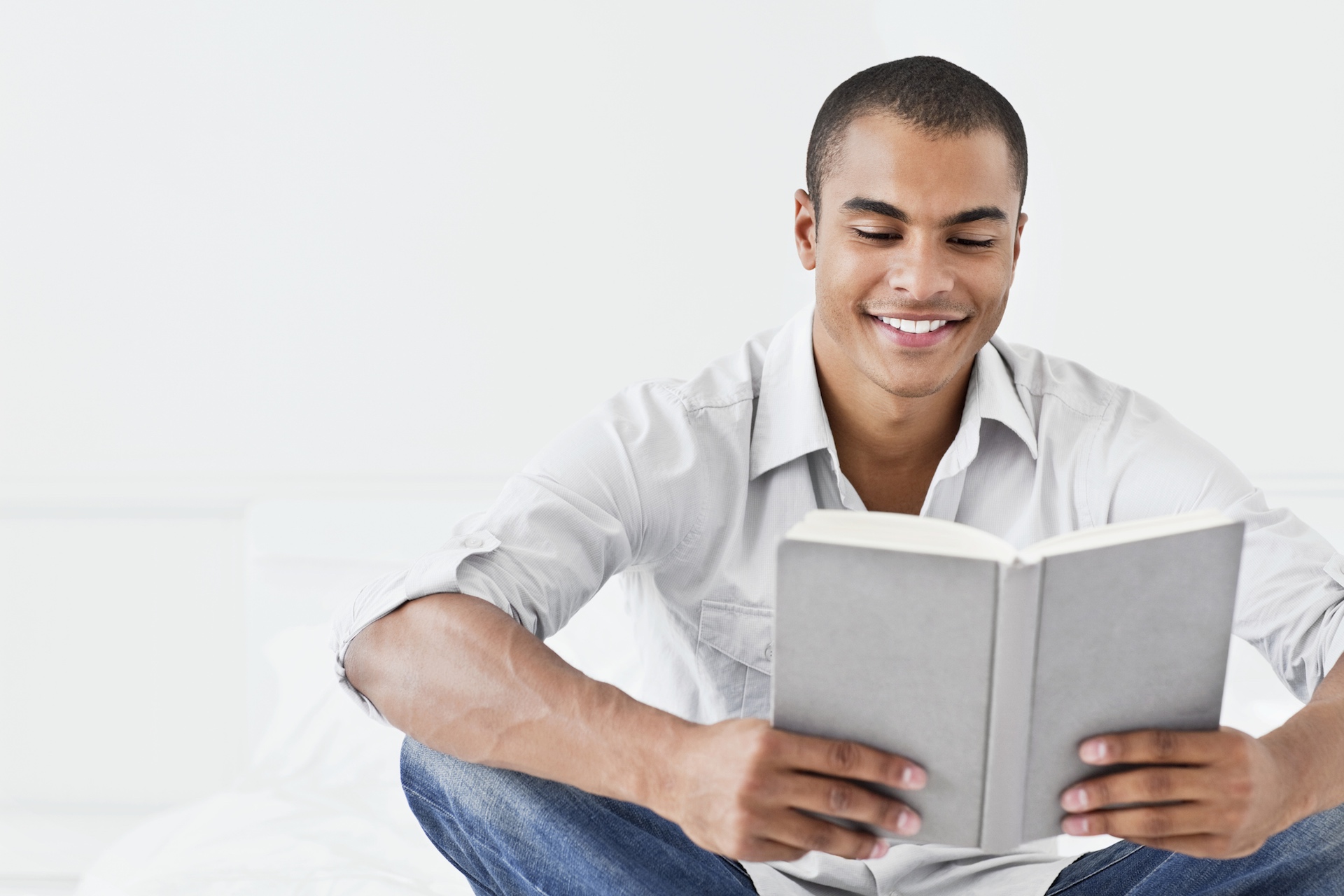 Читать подробнее на сайте. Мужчина с книгой. Парень с книгой. Молодой человек с книгой. Мужчина с книгой в руках.