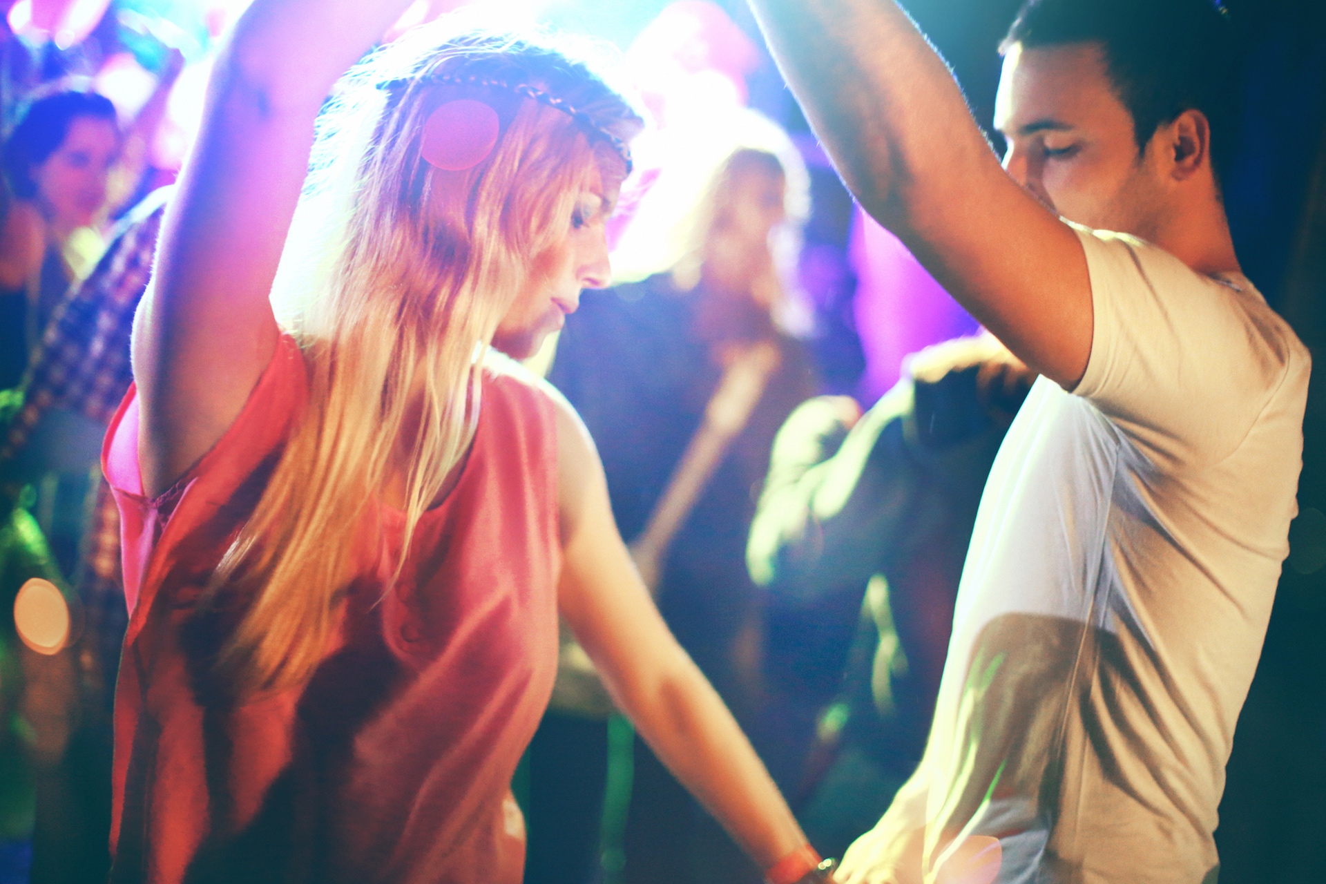 Песня не сводишь глаз танцпола. Парень танцует в клубе. Парень и девушка танцуют в клубе. Девушка на дискотеке. Парень на дискотеке.