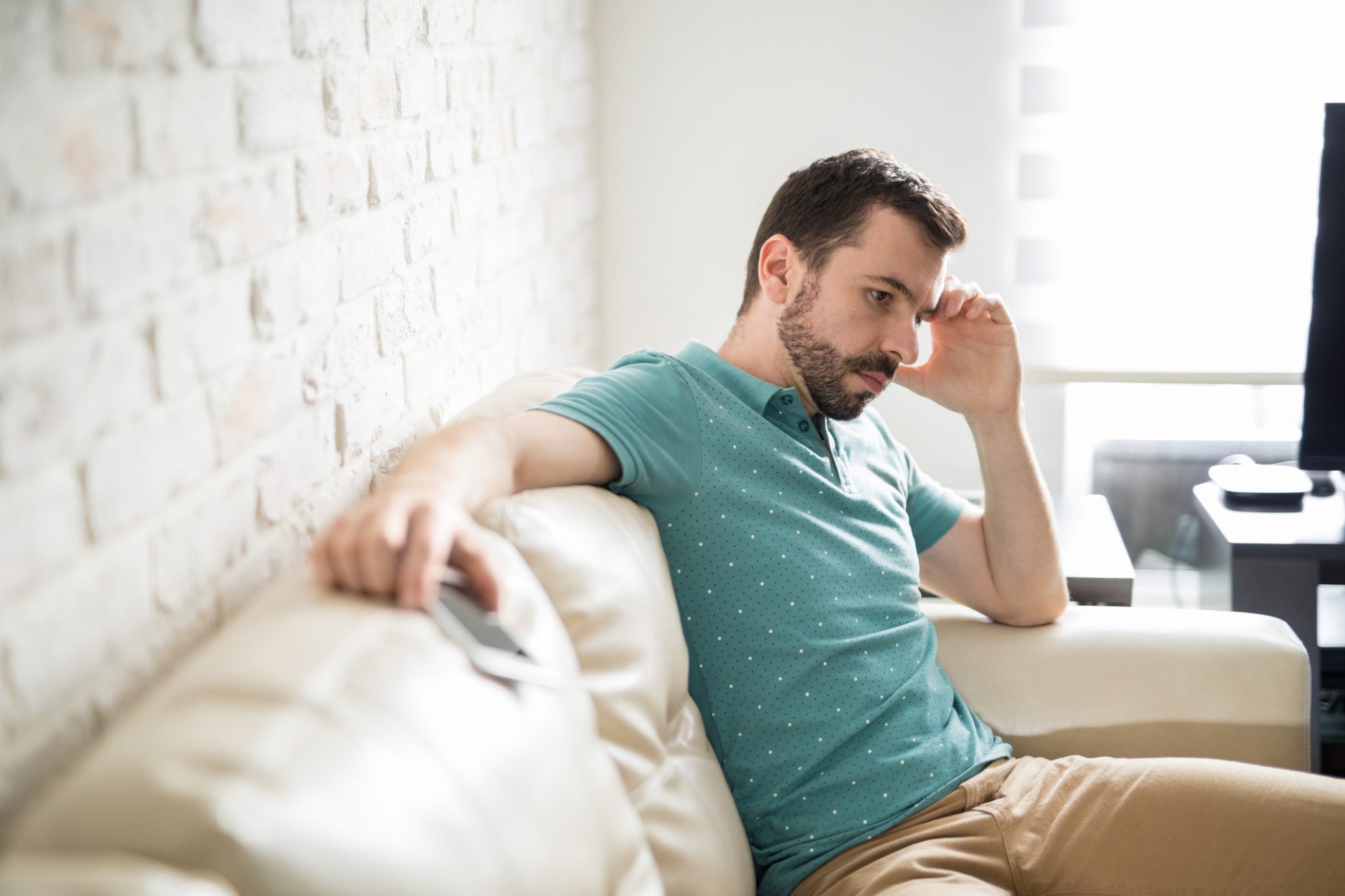 Думаю дома. Заманчивый человек. ISTOCK man on a Couch photo. ISTOCK man on Couch 1210237745. Shevtsoff Shutterstock.