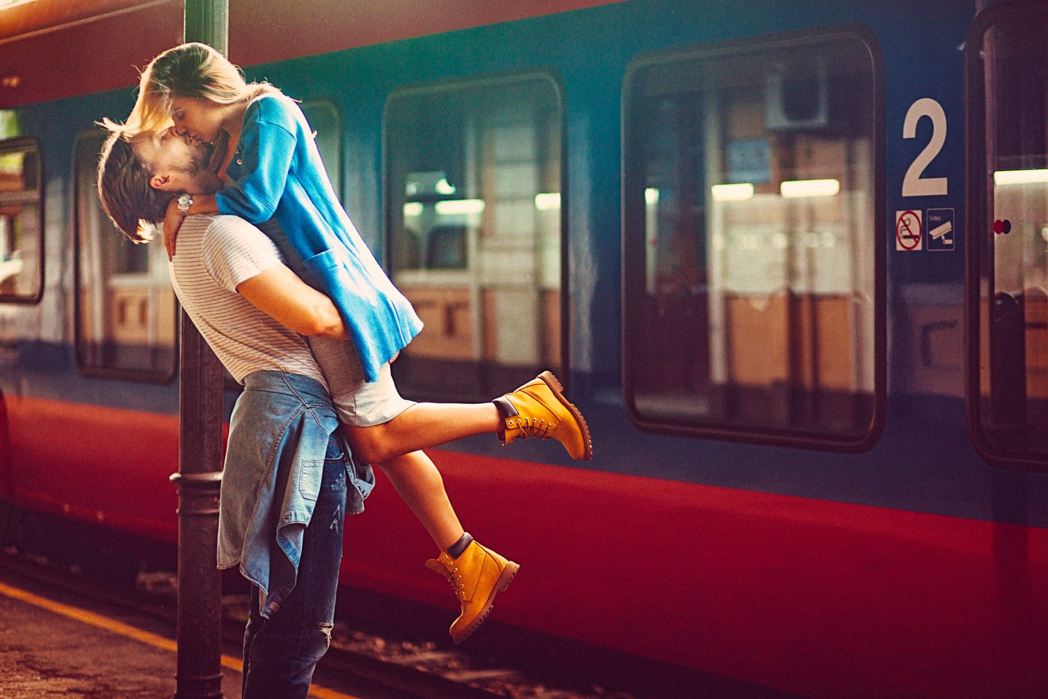 Поцелуй возле поезда