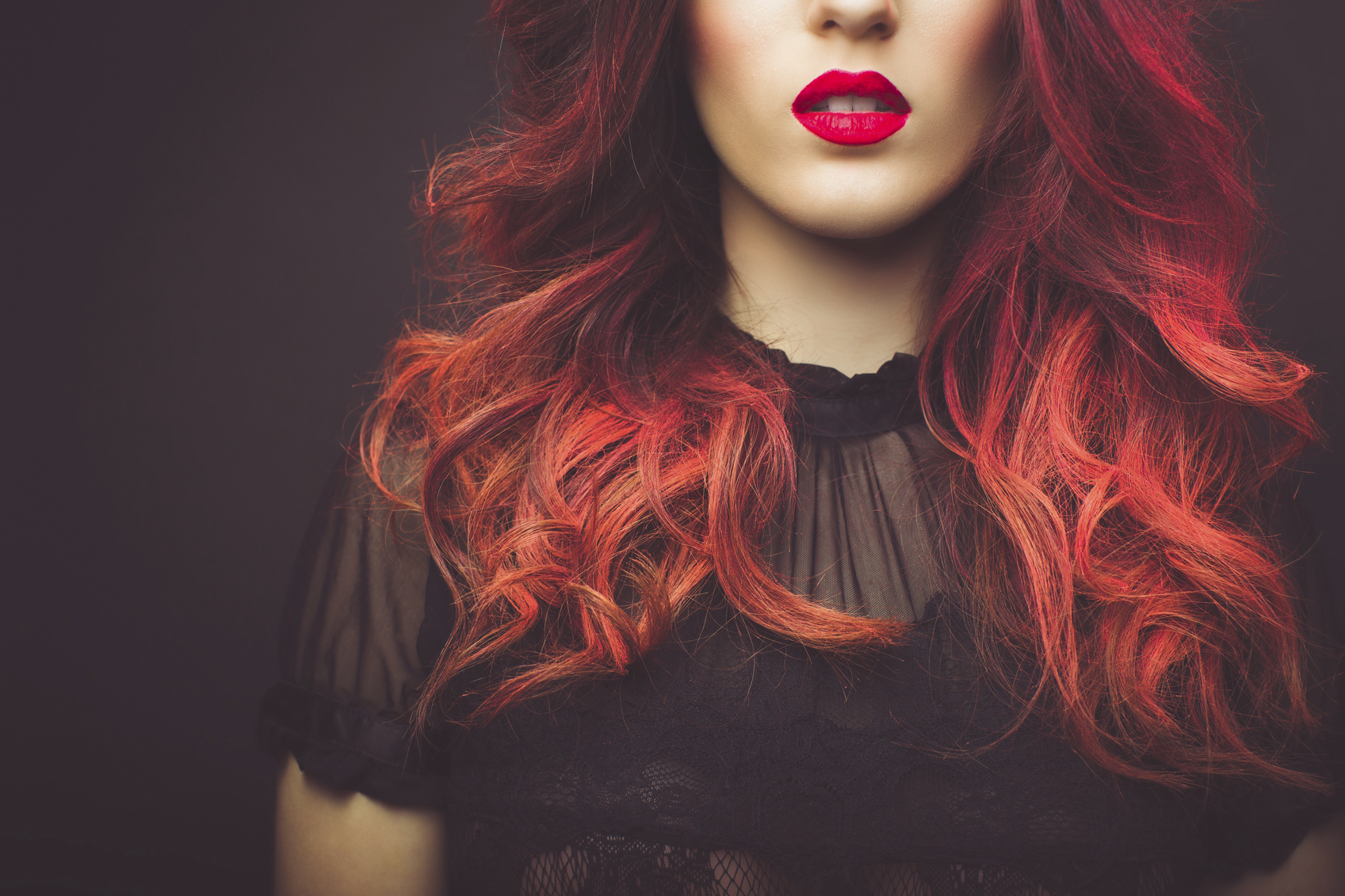 Девушка с красными волосами фото. Девушка с красными волосами. Красно рыжие волосы. Девушка с яркими волосами. Девушка с окрашенными волосами.